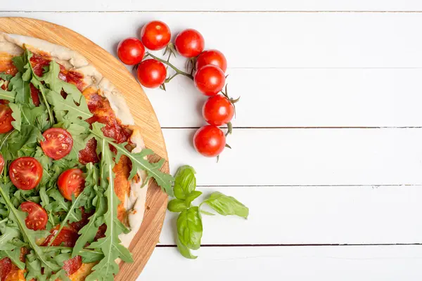 Pizza com tomate e rucola — Fotografia de Stock