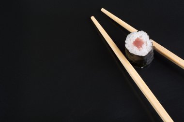 suşi siyah plaka üzerinde