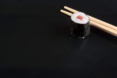 suşi siyah plaka üzerinde