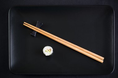 suşi siyah plaka üzerinde