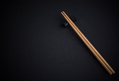 Siyah arkaplanda çubuklar
