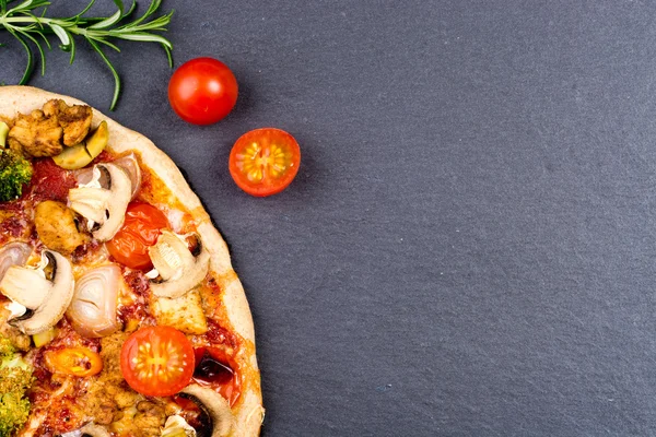 Pizza met kip, ui en champignon — Stockfoto