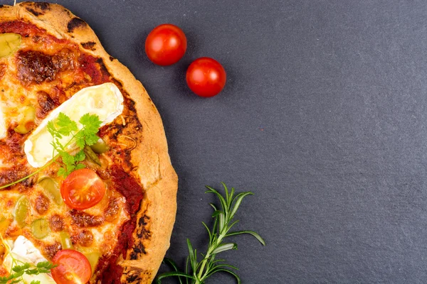 Пицца с сыром на тарелке — стоковое фото