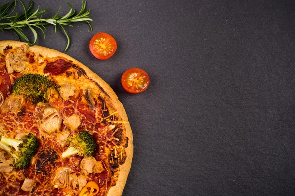 Pizza casera en palta de pizarra —  Fotos de Stock