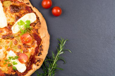 Ev yapımı pizza koyu arka plan üzerine peynir ile