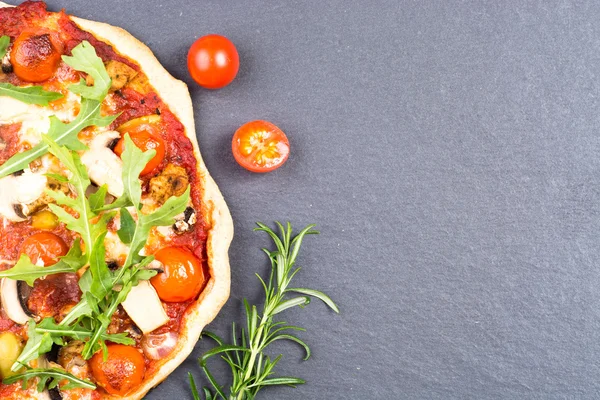 Hausgemachte Pizza auf grauem Schiefergrund — Stockfoto