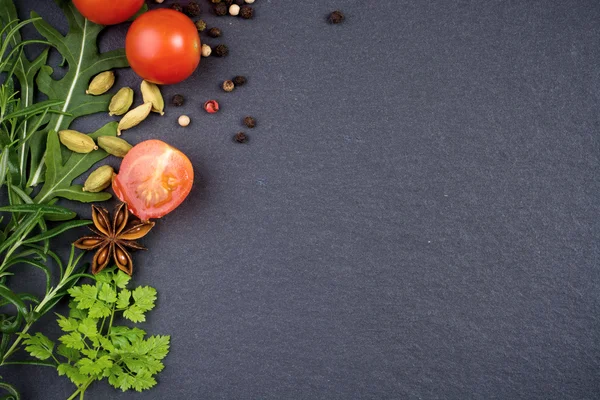Świeże zioła, pomidory i przyprawy — Zdjęcie stockowe