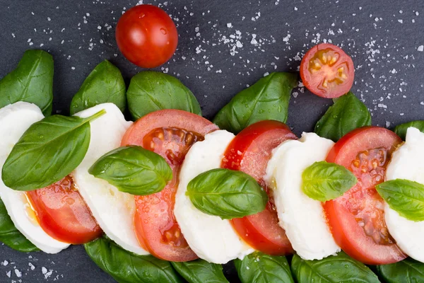 Insalata caprese su fondo scuro — Foto Stock