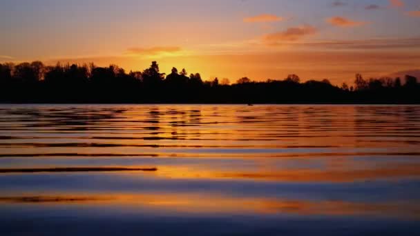 Sunrise on the Mere em Ellesmere, Shropshire, Inglaterra, Reino Unido . — Vídeo de Stock