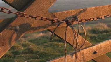 Akşam ışığı Shropshire şehir dışında İngiltere'de bir kapı üzerinde sallanan bir zincir vurgulamaktadır.