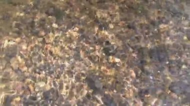 Bir dere akan su yakın çekim