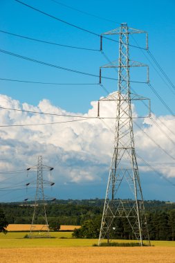 Mavi bir gökyüzü bulutlu bir alandaki bir elektrik pilon