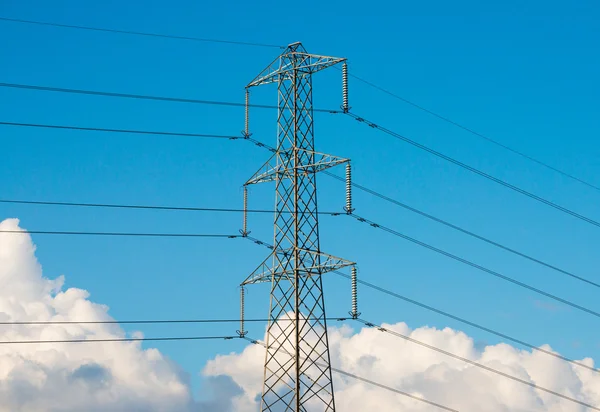 Mavi bir gökyüzü bulutlu bir alandaki bir elektrik pilon