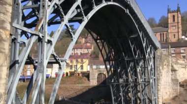Nehir Severn, Ironbridge üzerinde demir köprü