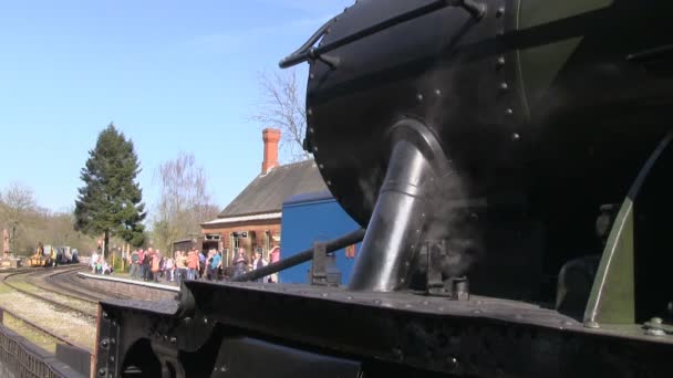 Stoomtreinen op Highley op de Severn Valley Railway station. — Stockvideo