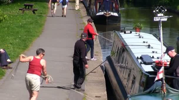 Editoryal resim yazısı, Ellesmere, İngiltere'de, 25 Mayıs 2012: Canal Ellesmere, Galler Llangollen kanalda Ellesmere kol gemilerde. — Stok video