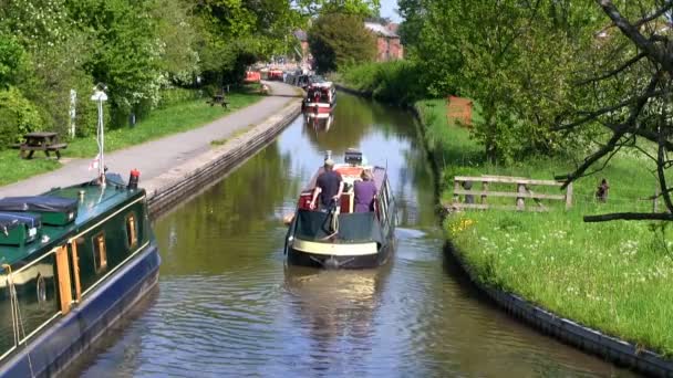 Redaktionella bildtext, Ellesmere, England, maj 25 2012: Canal båtar på Ellesmere arm Llangollenkanalen i Ellesmere, Wales. — Stockvideo