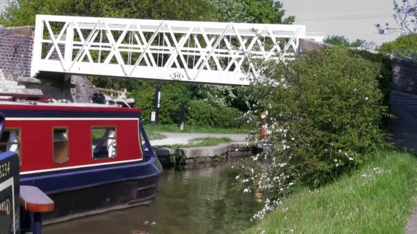 Bildunterschrift: Großansicht des Bildes mit der Bildunterschrift, ellesmere, england, 25. Mai 2012: Kanalboote auf dem ellesmere Arm des llangollen canals in ellesmere, wales. — Stockvideo