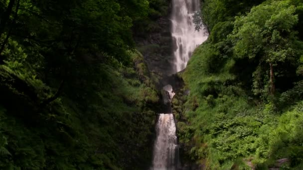 Водопад Pistyll Rhaeadr, Поуис, Уэльс — стоковое видео