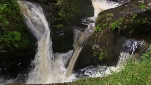 Водопад Pistyll Rhaeadr, Поуис, Уэльс — стоковое видео