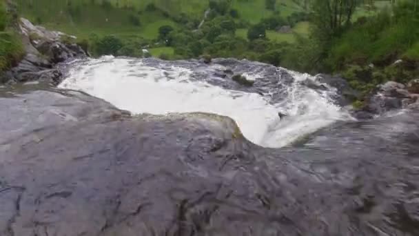 Водопад Pistyll Rhaeadr, Поуис, Уэльс — стоковое видео