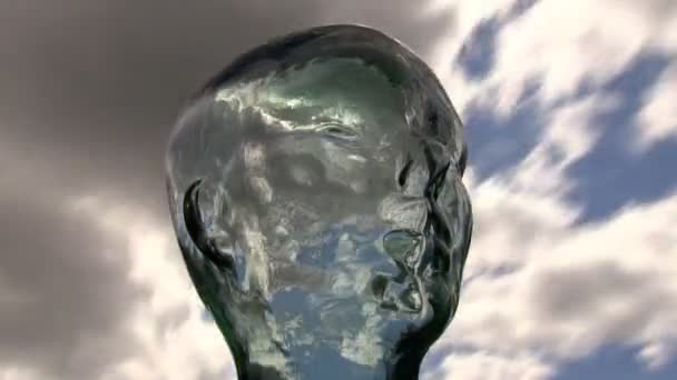 Tijdspanne van glas hoofd tegen hemel — Stockvideo