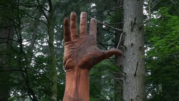 Lake Vyrnwy, Wales, 27 juli 2012: Simon O'Rourke van 'The Giant Hand van Vyrnwy' standbeeld — Stockvideo