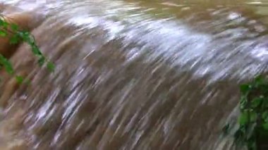 Taşkın su akan bir şelale