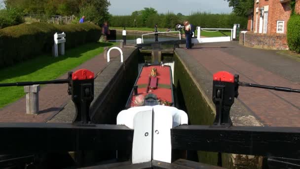 Wombourne, Staffordshire, Inglaterra, 6 de agosto de 2012: lapso de tiempo de una cerradura llena de agua en el canal de Staffordshire y Worcestershire . — Vídeo de stock