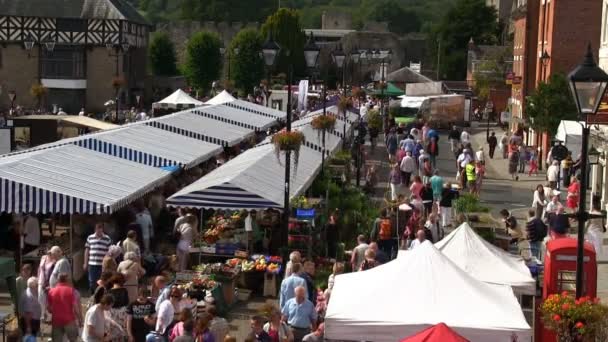 Ludlow, Shropshire, Inglaterra, 8 de septiembre de 2012: Una vista de los puestos en la plaza de la ciudad en el Ludlow Food Festival . — Vídeos de Stock