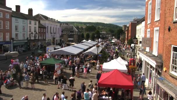 Ludlow, Shropshire, Inglaterra, 8 de septiembre de 2012: Una vista de los puestos en la plaza de la ciudad en el Ludlow Food Festival . — Vídeos de Stock