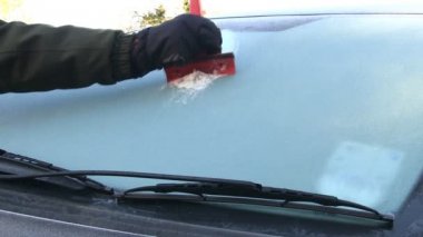 Kazıma buzun üstünden bir araç penceresi