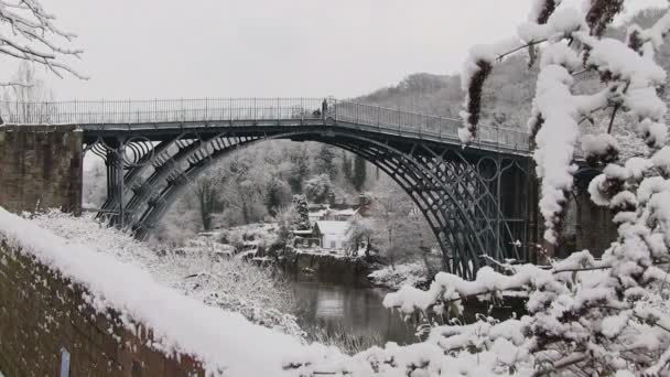 Staden av Ironbidge täcks av snö — Stockvideo