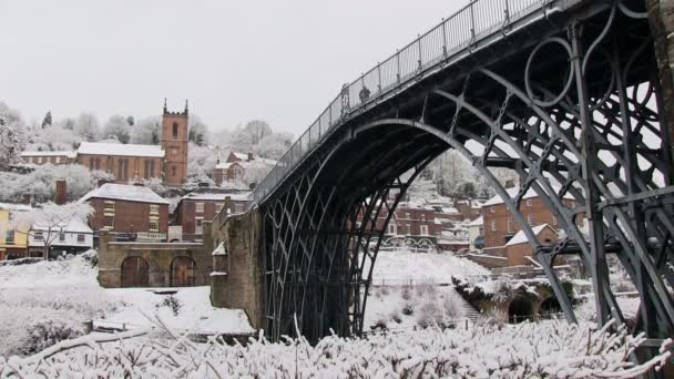 Staden av Ironbidge täcks av snö, Shropshire — Stockvideo