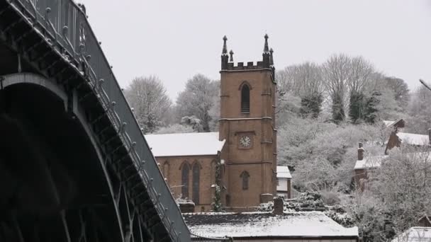 La ciudad de Ironbidge cubierta de nieve — Vídeo de stock
