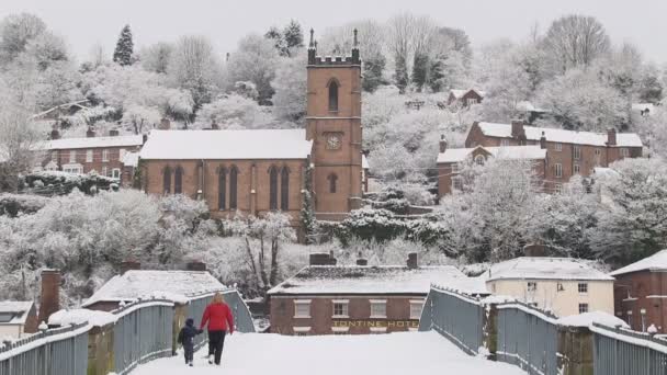 Gente caminando por el puente de hierro cubierto de nieve — Vídeos de Stock