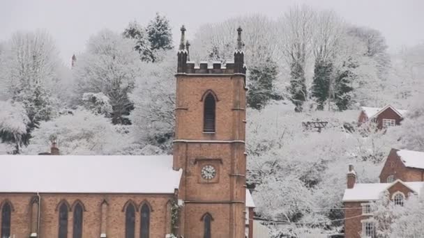 Die schneebedeckte Stadt Ironbidge — Stockvideo