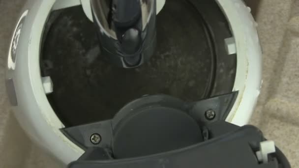 Wasserkocher mit Wasser füllen — Stockvideo