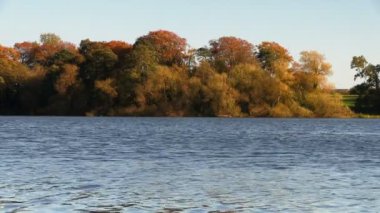 Bir göl, Sonbahar, Ellesmere, Shropshire, İngiltere