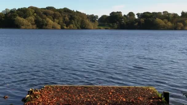 Een meer en van steiger, Ellesmere, Shropshire, Engeland — Stockvideo