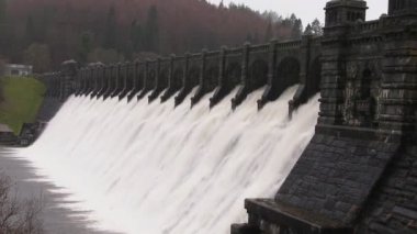 Su üzerinde Lake Vyrnwy Barajı, Powys, Galler basamaklı taşması