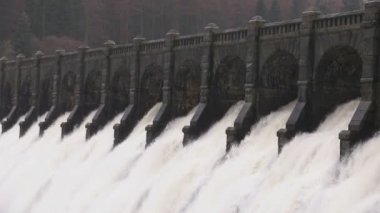 Su üzerinde Lake Vyrnwy Barajı, Powys, Galler basamaklı taşması