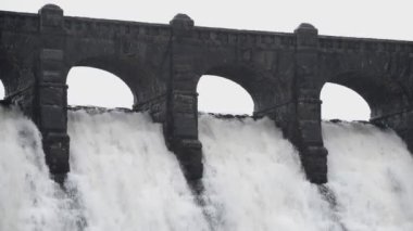 Su üzerinde Lake Vyrnwy Barajı, Powys, Galler basamaklı taşması