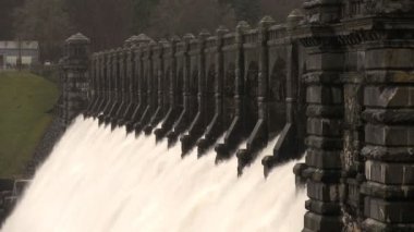 Su üzerinde Lake Vyrnwy Barajı, Powys, Galler basamaklı taşması