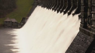 Su üzerinde Lake Vyrnwy Barajı, Powys, Galler basamaklı taşması