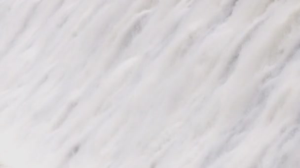 Eau de débordement en cascade sur le barrage du lac Vyrnwy, Powys, Pays de Galles 