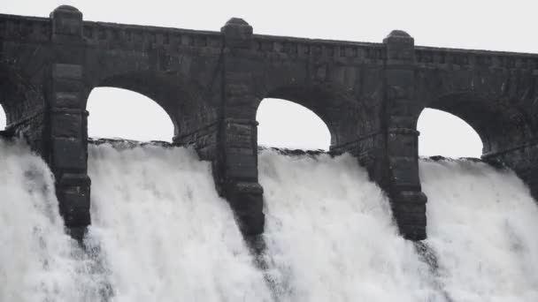 Przepełnienie wody kaskadowych nad Lake Vyrnwy dam, Powys, Walia — Wideo stockowe