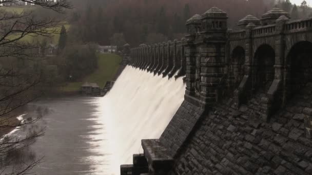 Desbordamiento de agua en cascada sobre el lago Vyrnwy presa, Powys, Gales — Vídeo de stock