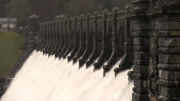 Overflow water trapsgewijs over Lake Vyrnwy dam, Powys, Wales — Stockvideo