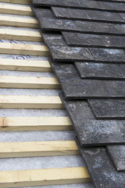 Çatı ahşap taban tahtası ve bir çatı altında inşaat Fayanslarda